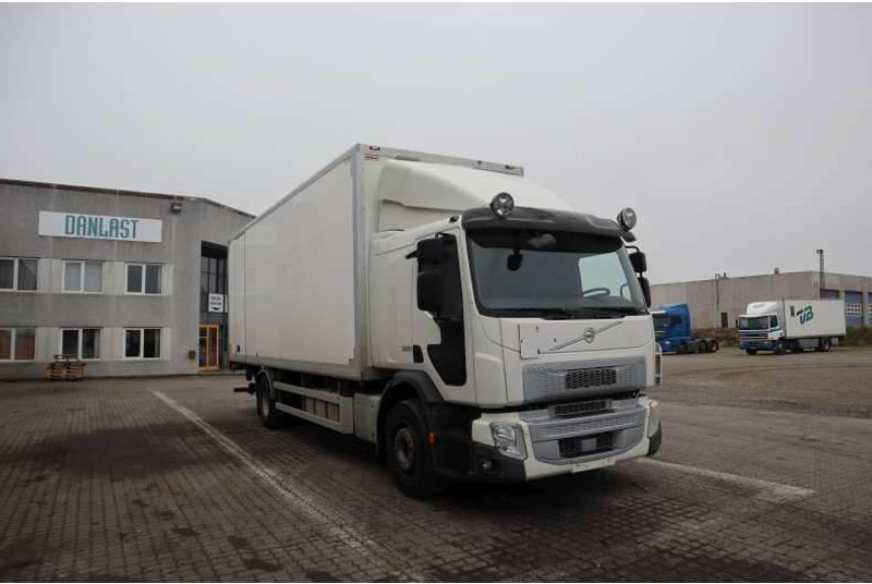 Volvo FE 18.320 EURO 6 - Dobozos felépítményű teherautó: 2 kép. Volvo FE 18.320 EURO 6 - Dobozos felépítményű teherautó: 2 kép.