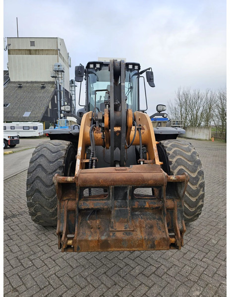 Case 821G - Gumikerekes homlokrakodó: 2 kép. Case 821G - Gumikerekes homlokrakodó: 2 kép.