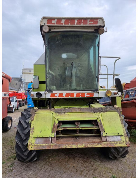 Claas 68s - Kombájn: 2 kép. Claas 68s - Kombájn: 2 kép.