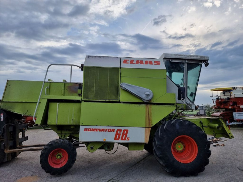 Claas 68s - Kombájn: 4 kép. Claas 68s - Kombájn: 4 kép.