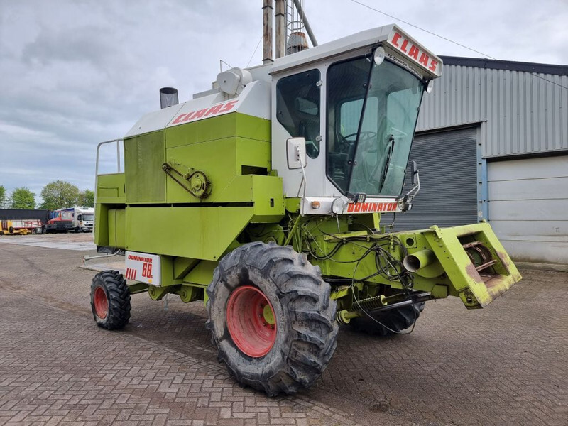 Claas Dominator 68s - Kombájn: 3 kép. Claas Dominator 68s - Kombájn: 3 kép.