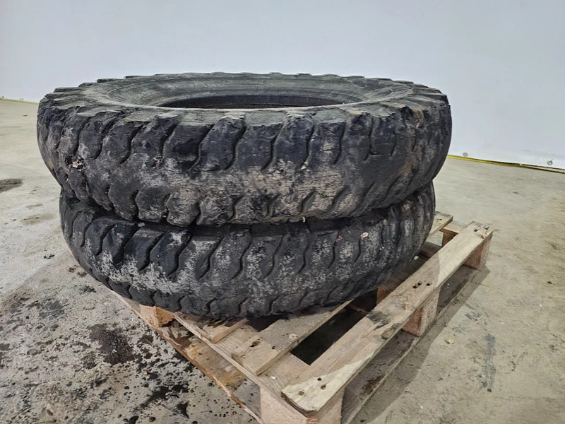 Goodyear 11.00-24 - Gumiabroncs - Teherautó: 2 kép. Goodyear 11.00-24 - Gumiabroncs - Teherautó: 2 kép.