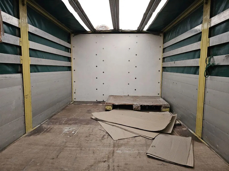 Ponyvás teherautó Mercedes-Benz Atego 918: 14 kép. Ponyvás teherautó Mercedes-Benz Atego 918: 14 kép.