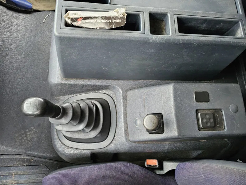 Ponyvás teherautó Mercedes-Benz Atego 918: 12 kép. Ponyvás teherautó Mercedes-Benz Atego 918: 12 kép.