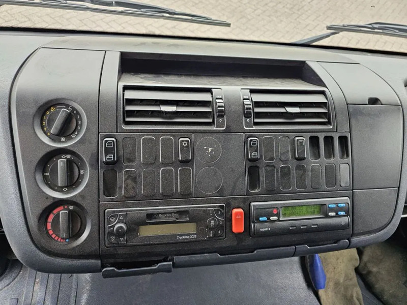 Ponyvás teherautó Mercedes-Benz Atego 918: 11 kép. Ponyvás teherautó Mercedes-Benz Atego 918: 11 kép.