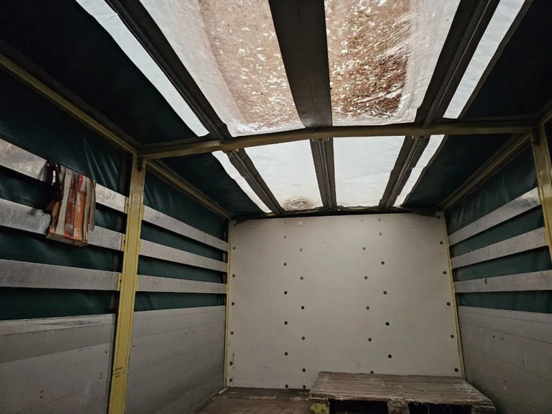 Ponyvás teherautó Mercedes-Benz Atego 918: 13 kép. Ponyvás teherautó Mercedes-Benz Atego 918: 13 kép.