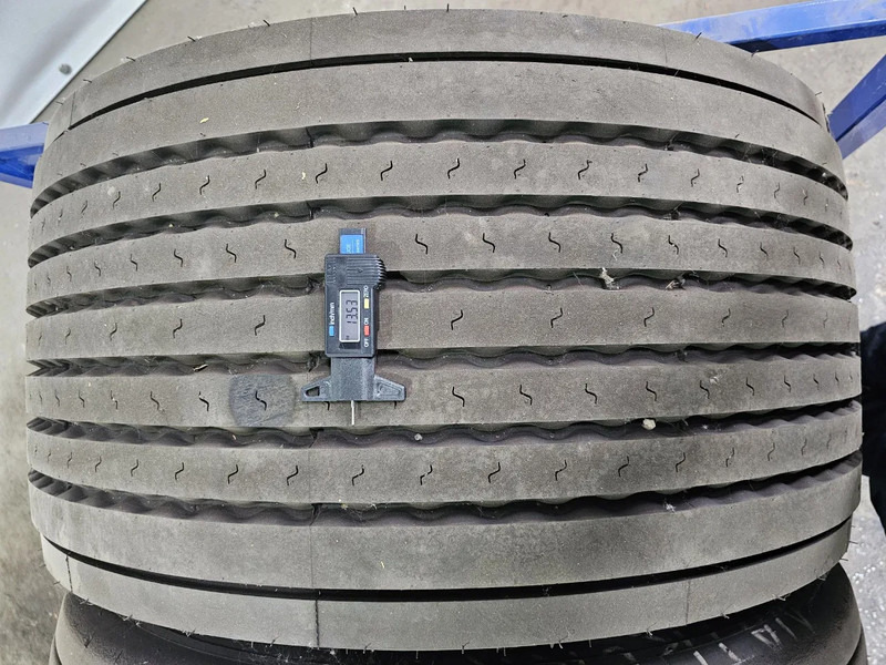 Gumiabroncs - Teherautó Michelin 50x 445/45R19.5: 6 kép. Gumiabroncs - Teherautó Michelin 50x 445/45R19.5: 6 kép.