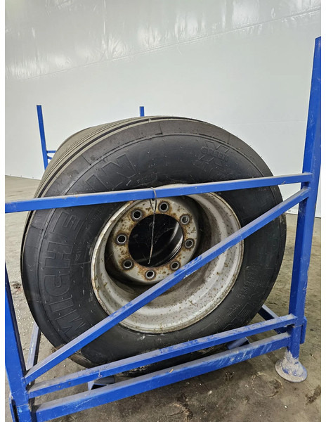 Gumiabroncs - Teherautó Michelin 50x 445/45R19.5: 9 kép. Gumiabroncs - Teherautó Michelin 50x 445/45R19.5: 9 kép.