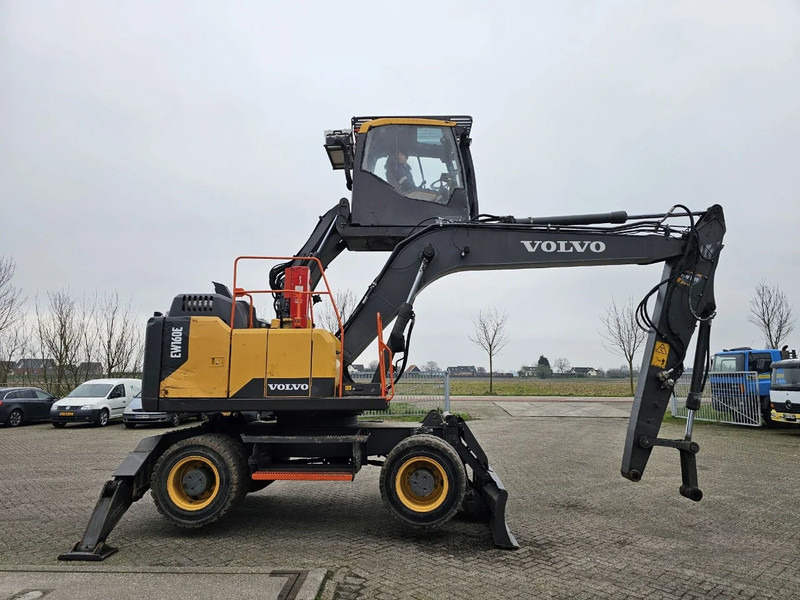 Gumikerekes kotró Volvo EW160E: 7 kép.