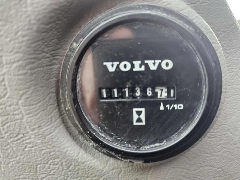 Gumikerekes kotró Volvo EW160E: 18 kép.