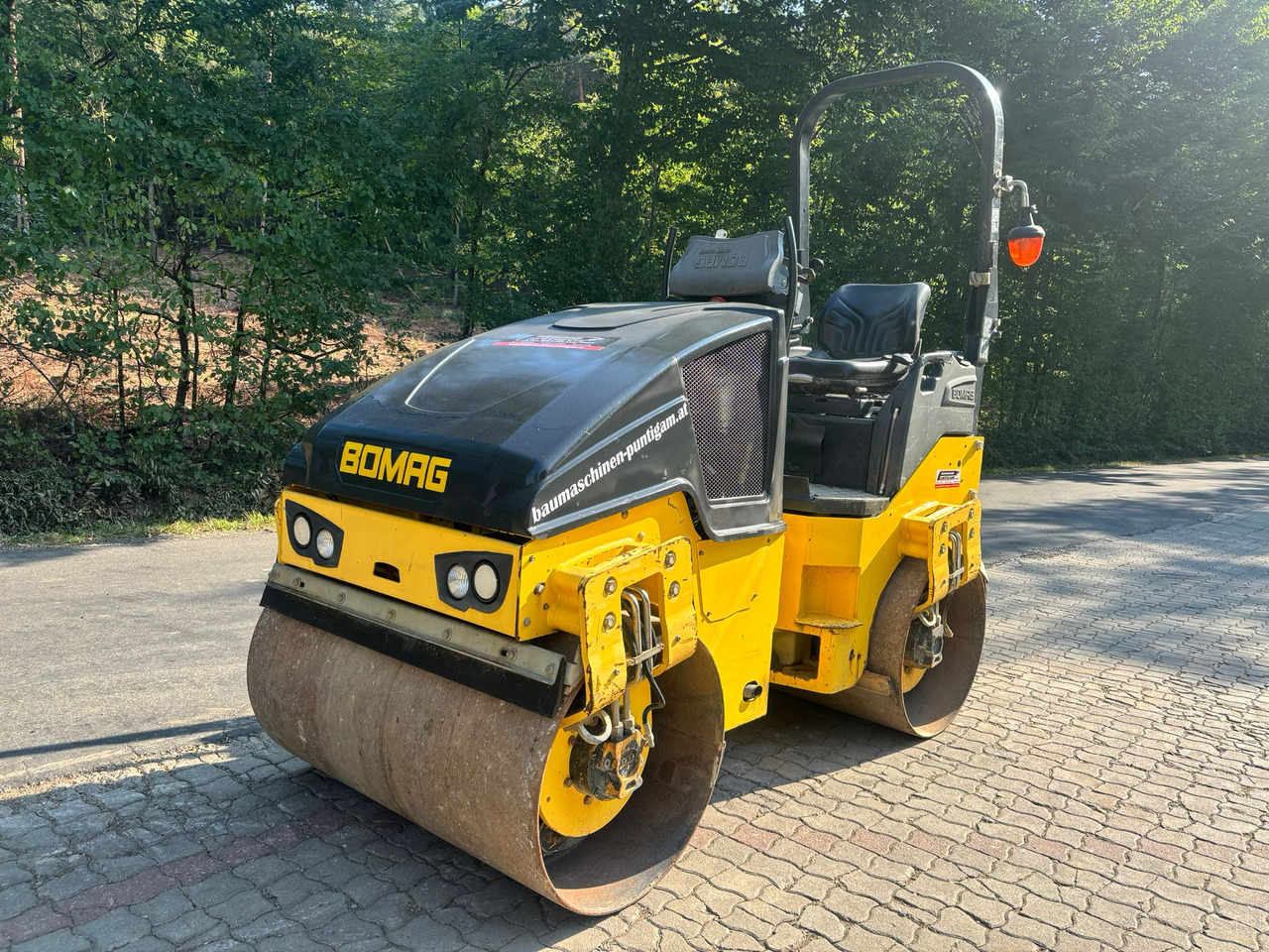 BOMAG BW 120 AD-5 - Minihenger: 3 kép. BOMAG BW 120 AD-5 - Minihenger: 3 kép.
