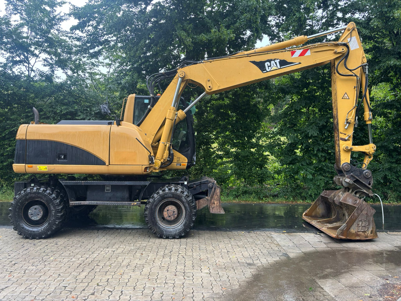 CATERPILLAR M 316 C - Gumikerekes kotró: 2 kép. CATERPILLAR M 316 C - Gumikerekes kotró: 2 kép.