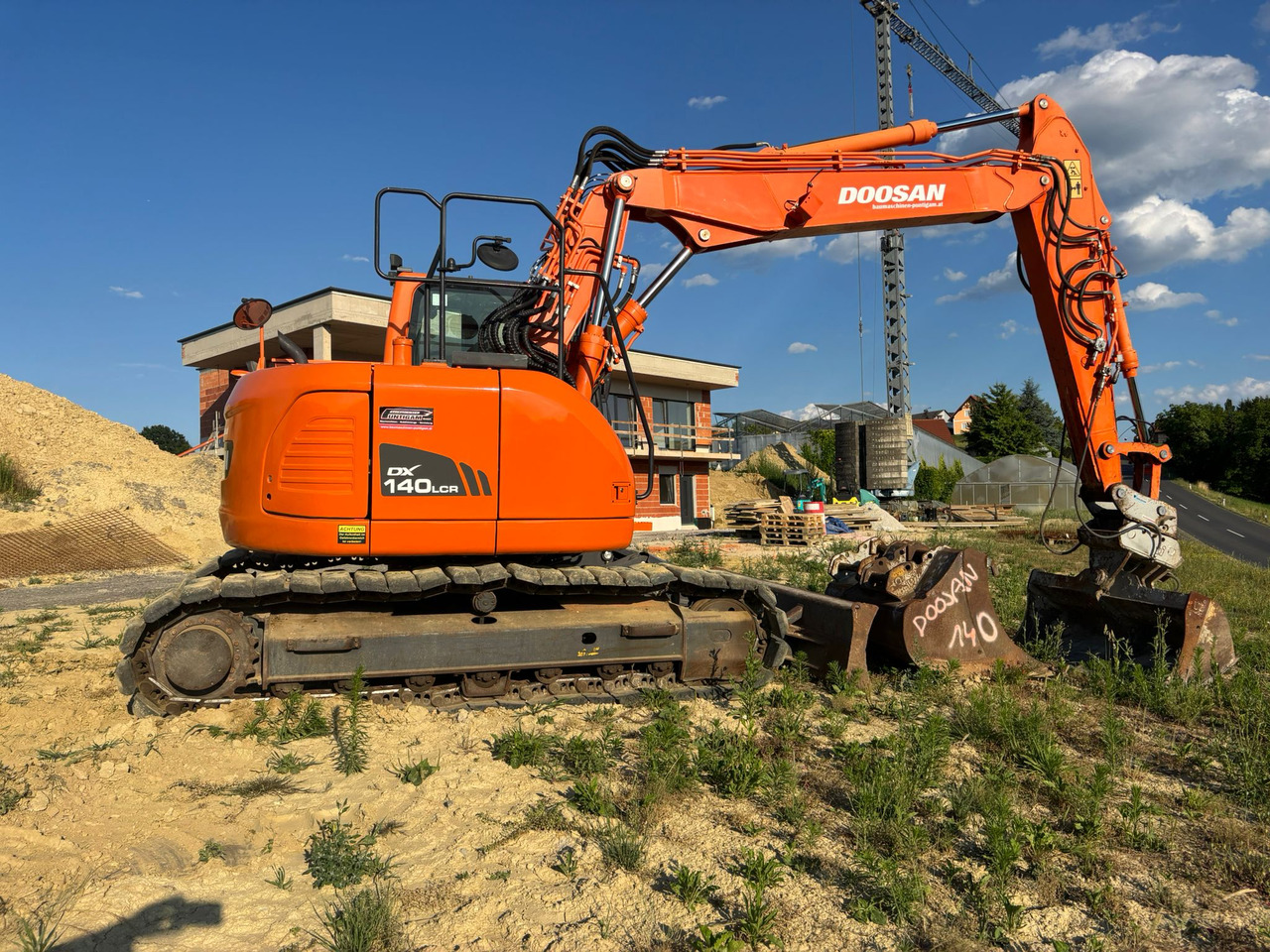 DOOSAN DX 140 LCR-3 - Lánctalpas kotró: 2 kép. DOOSAN DX 140 LCR-3 - Lánctalpas kotró: 2 kép.