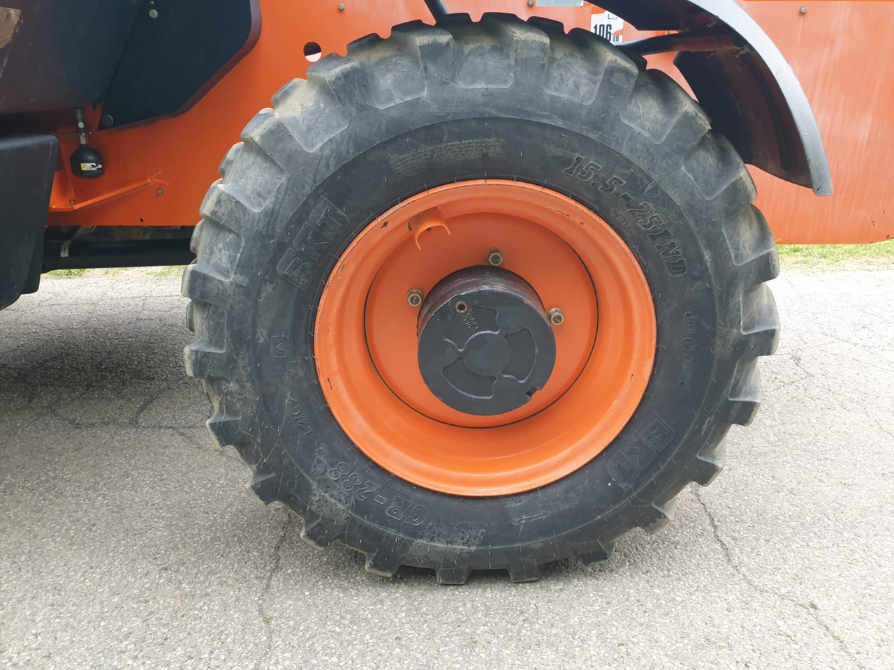 Teleszkópos rakodó JCB 540-140: 10 kép.