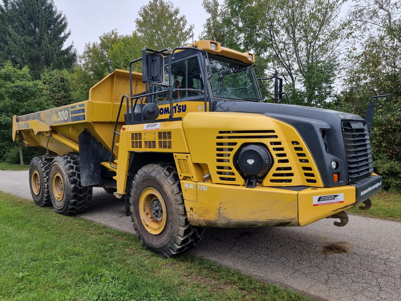 KOMATSU HM 300-5EO - Bánya teherautó: 4 kép. KOMATSU HM 300-5EO - Bánya teherautó: 4 kép.