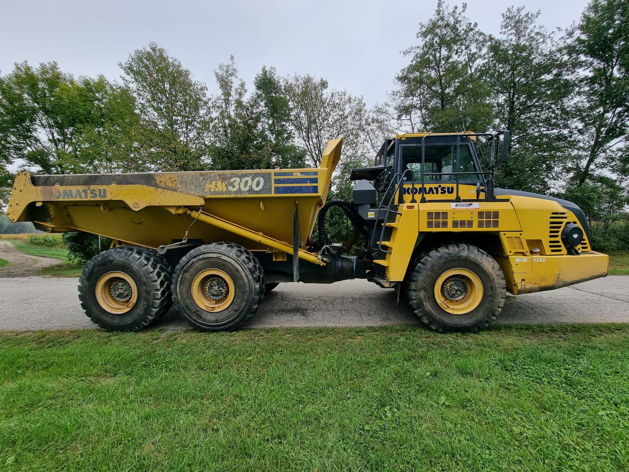 KOMATSU HM 300-5EO - Bánya teherautó: 2 kép. KOMATSU HM 300-5EO - Bánya teherautó: 2 kép.