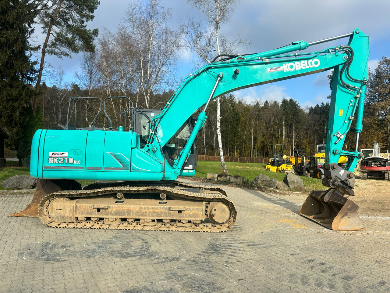 Kobelco SK 210 NLC-9 - Lánctalpas kotró: 2 kép. Kobelco SK 210 NLC-9 - Lánctalpas kotró: 2 kép.