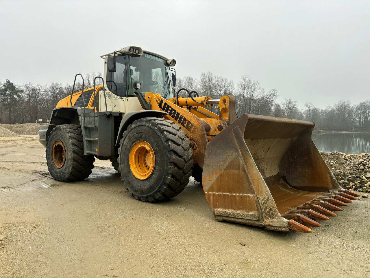 Liebherr L 576 2plus2 - Gumikerekes homlokrakodó: 4 kép. Liebherr L 576 2plus2 - Gumikerekes homlokrakodó: 4 kép.