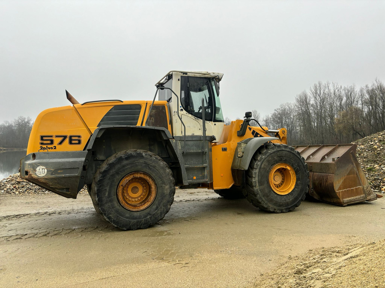 Liebherr L 576 2plus2 - Gumikerekes homlokrakodó: 2 kép. Liebherr L 576 2plus2 - Gumikerekes homlokrakodó: 2 kép.