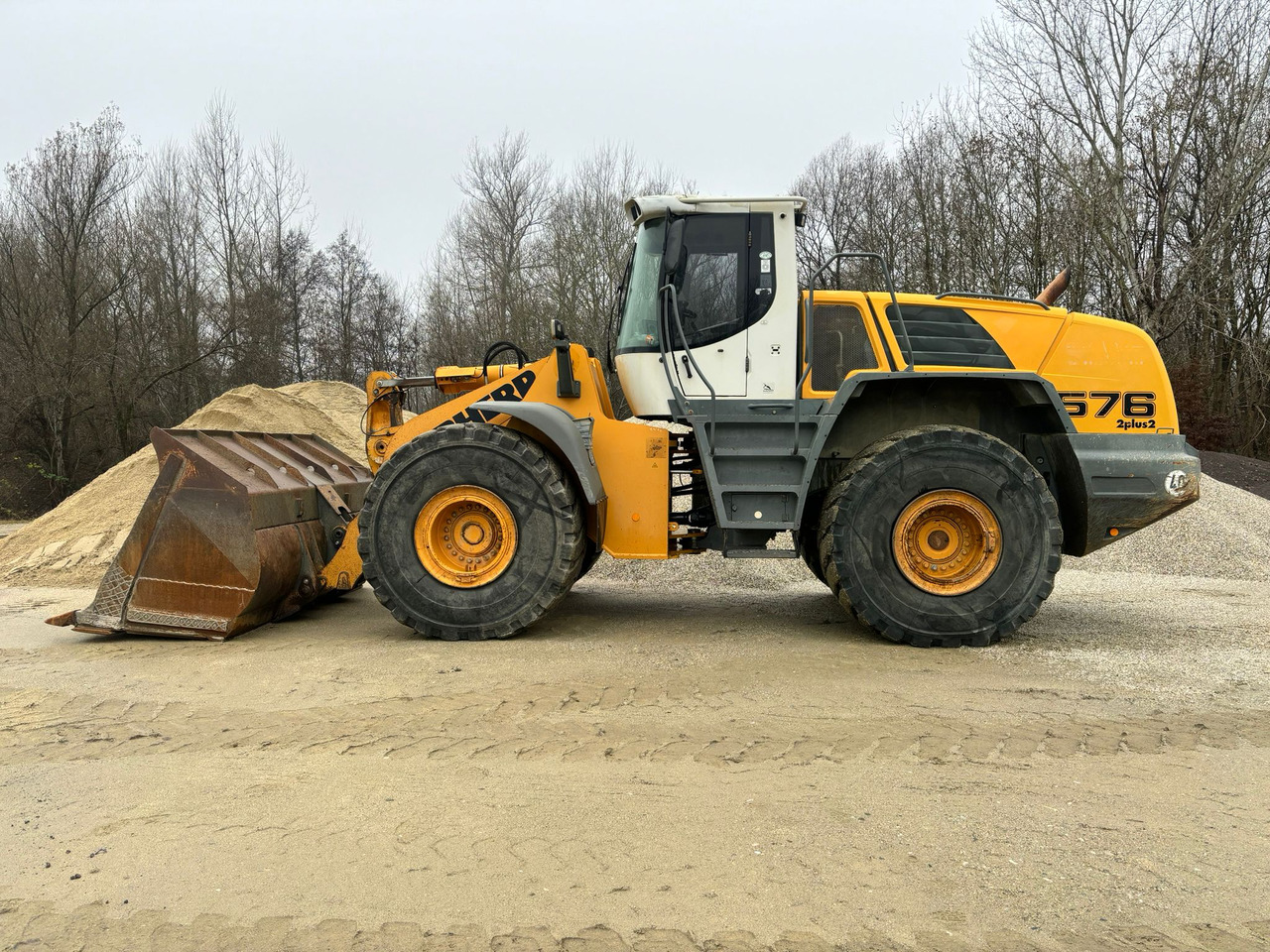 Liebherr L 576 2plus2 - Gumikerekes homlokrakodó: 1 kép. Liebherr L 576 2plus2 - Gumikerekes homlokrakodó: 1 kép.