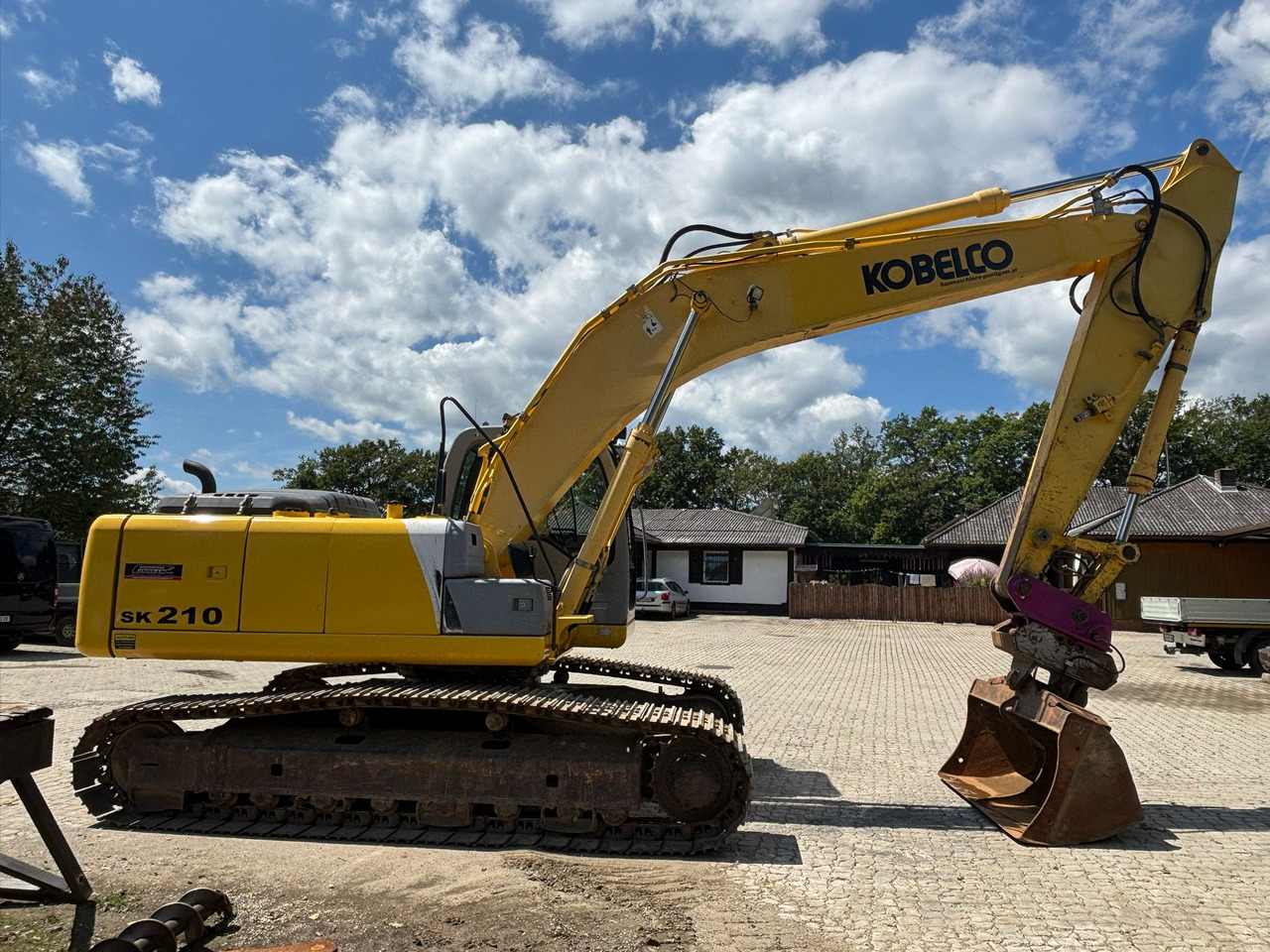 NEW HOLLAND Kobelco E 215 B - Lánctalpas kotró: 2 kép. NEW HOLLAND Kobelco E 215 B - Lánctalpas kotró: 2 kép.