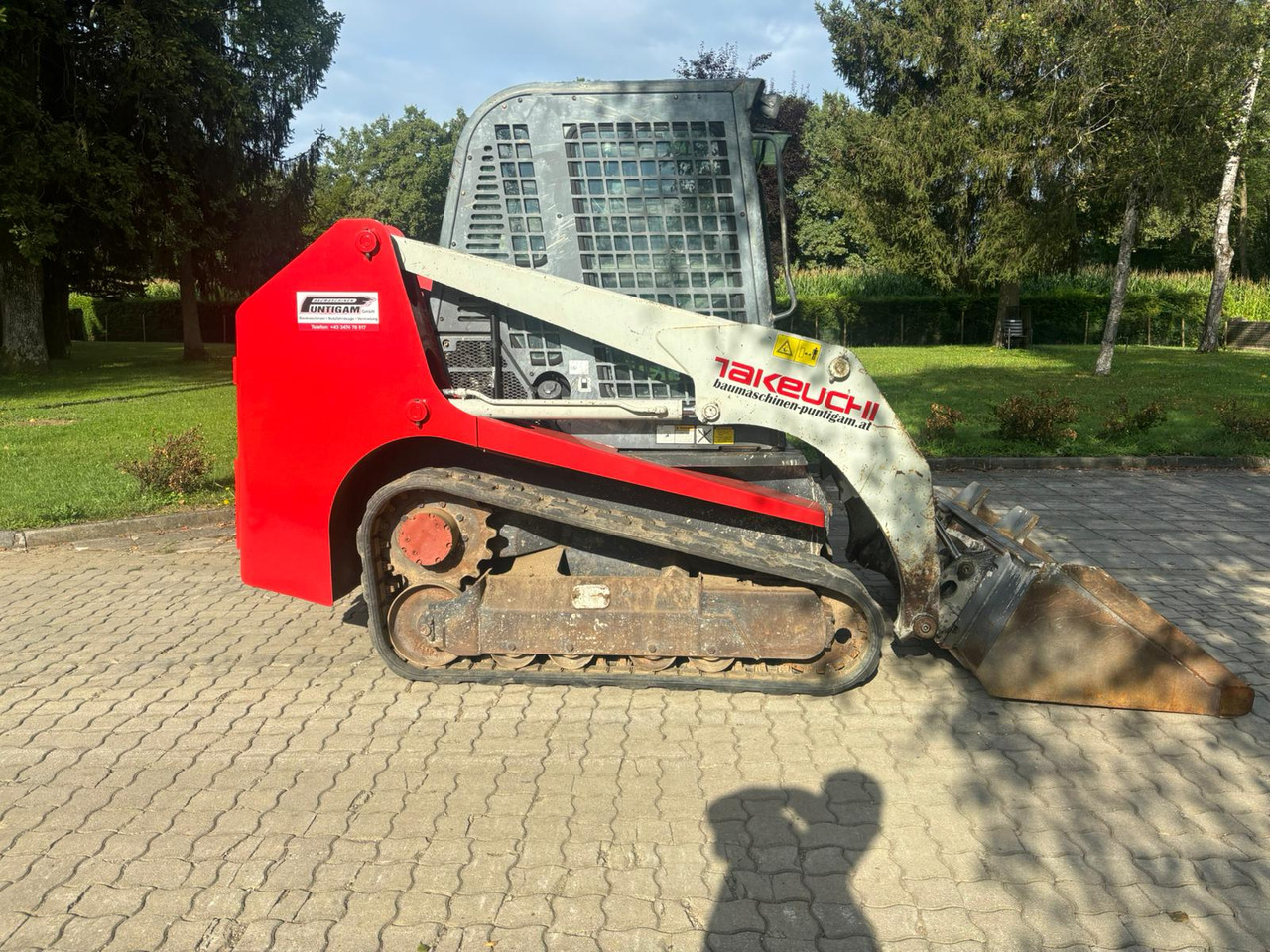 TAKEUCHI TL 230 - Mini homlokrakodó: 1 kép. TAKEUCHI TL 230 - Mini homlokrakodó: 1 kép.