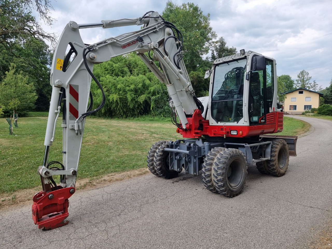 Takeuchi TB 295 W - Gumikerekes kotró: 3 kép. Takeuchi TB 295 W - Gumikerekes kotró: 3 kép.
