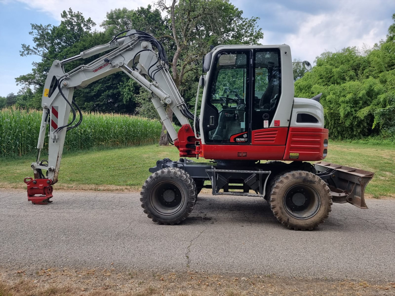 Takeuchi TB 295 W - Gumikerekes kotró: 1 kép. Takeuchi TB 295 W - Gumikerekes kotró: 1 kép.