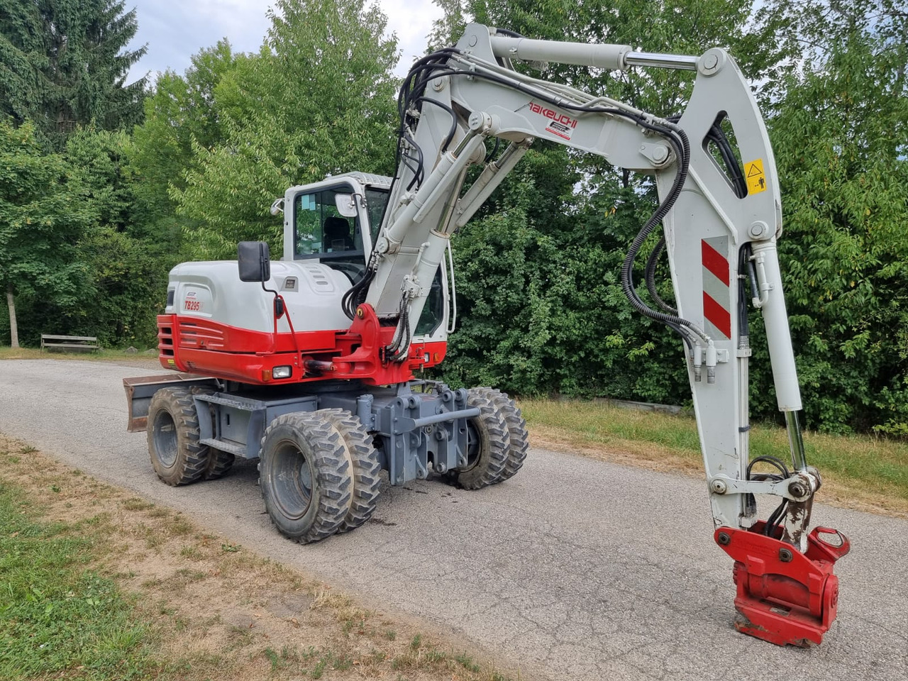 Takeuchi TB 295 W - Gumikerekes kotró: 4 kép. Takeuchi TB 295 W - Gumikerekes kotró: 4 kép.