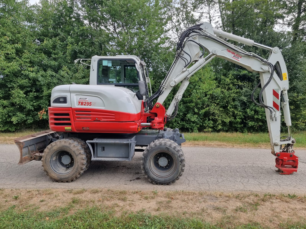 Takeuchi TB 295 W - Gumikerekes kotró: 2 kép. Takeuchi TB 295 W - Gumikerekes kotró: 2 kép.
