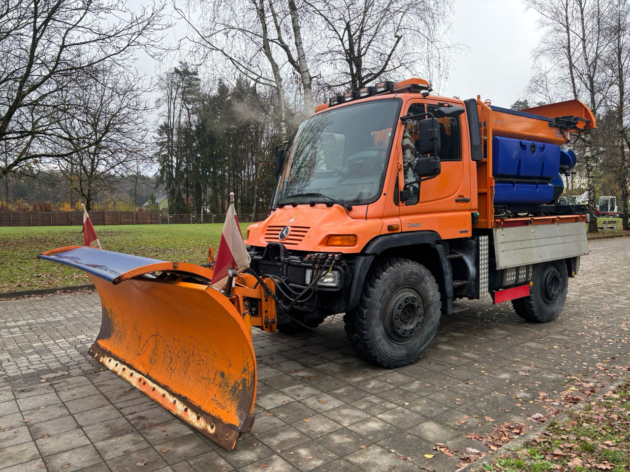 MERCEDES-BENZ Unimog U400 - Teherautó: 3 kép. MERCEDES-BENZ Unimog U400 - Teherautó: 3 kép.