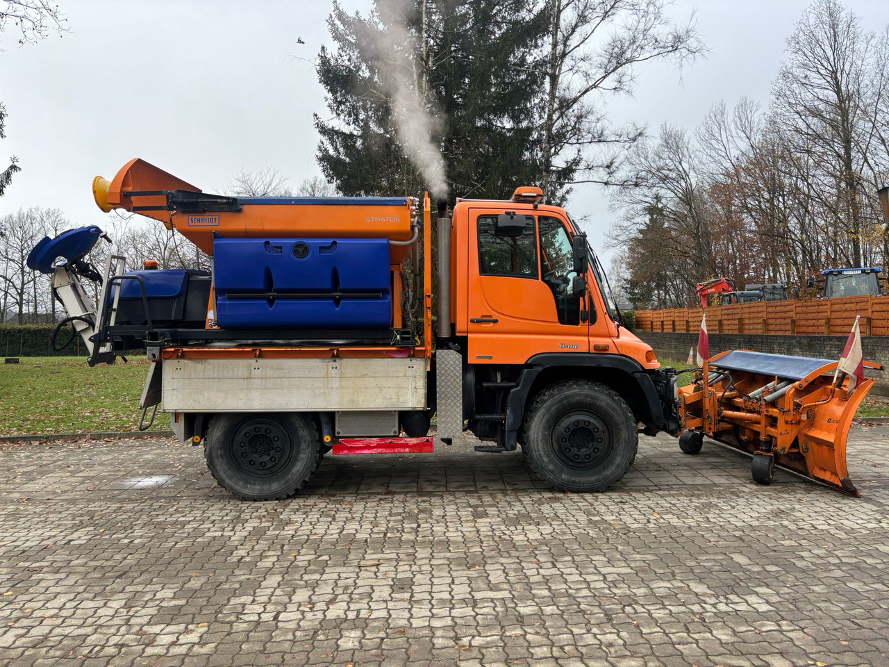 MERCEDES-BENZ Unimog U400 - Teherautó: 2 kép. MERCEDES-BENZ Unimog U400 - Teherautó: 2 kép.