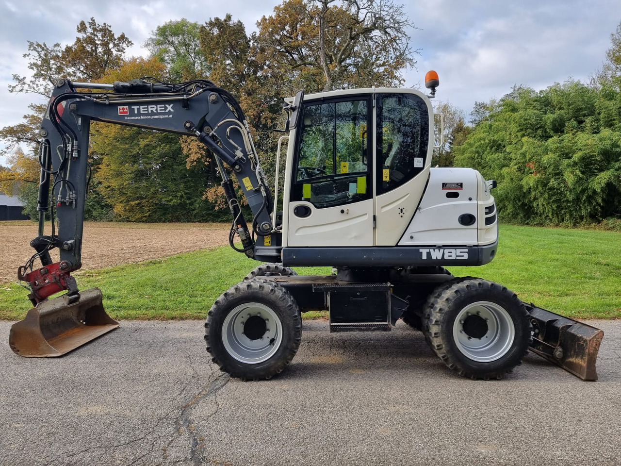 Terex TW 85 - Gumikerekes kotró: 1 kép. Terex TW 85 - Gumikerekes kotró: 1 kép.