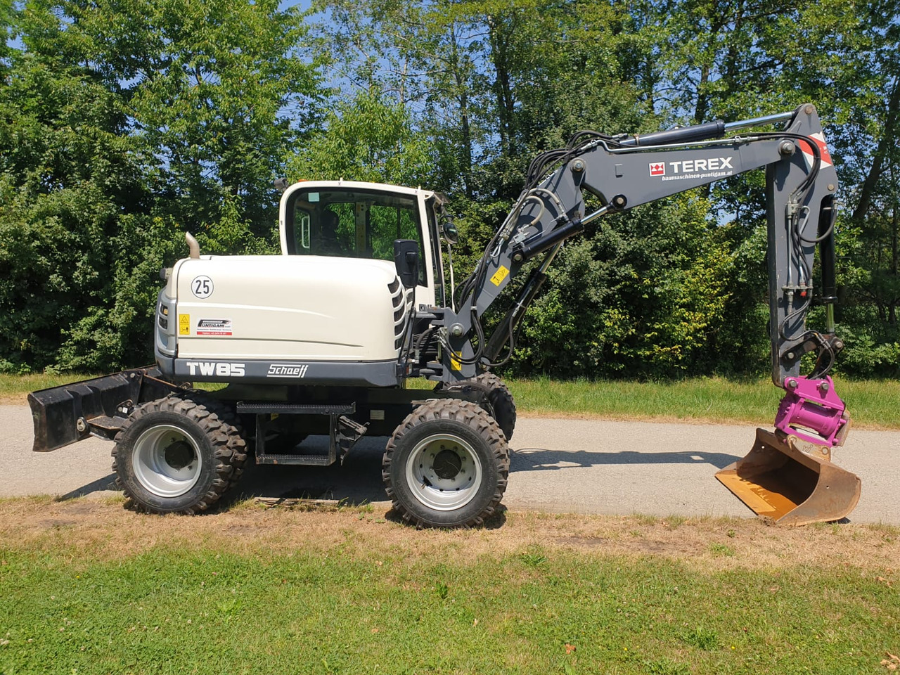 Terex TW 85 - Gumikerekes kotró: 2 kép. Terex TW 85 - Gumikerekes kotró: 2 kép.