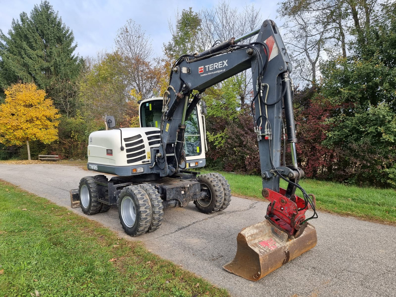 Terex TW 85 - Gumikerekes kotró: 4 kép. Terex TW 85 - Gumikerekes kotró: 4 kép.