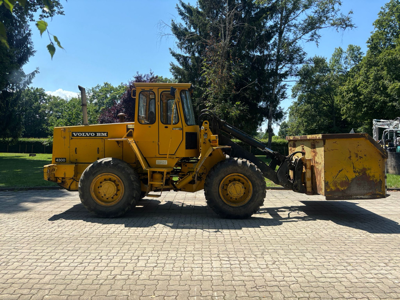 VOLVO BM 4300 - Gumikerekes homlokrakodó: 2 kép. VOLVO BM 4300 - Gumikerekes homlokrakodó: 2 kép.