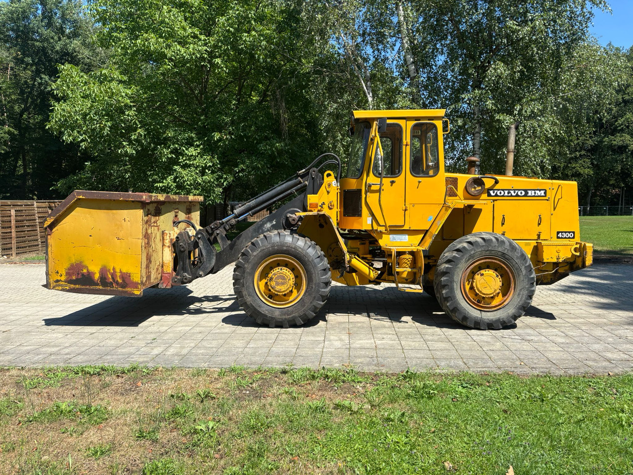 VOLVO BM 4300 - Gumikerekes homlokrakodó: 1 kép. VOLVO BM 4300 - Gumikerekes homlokrakodó: 1 kép.