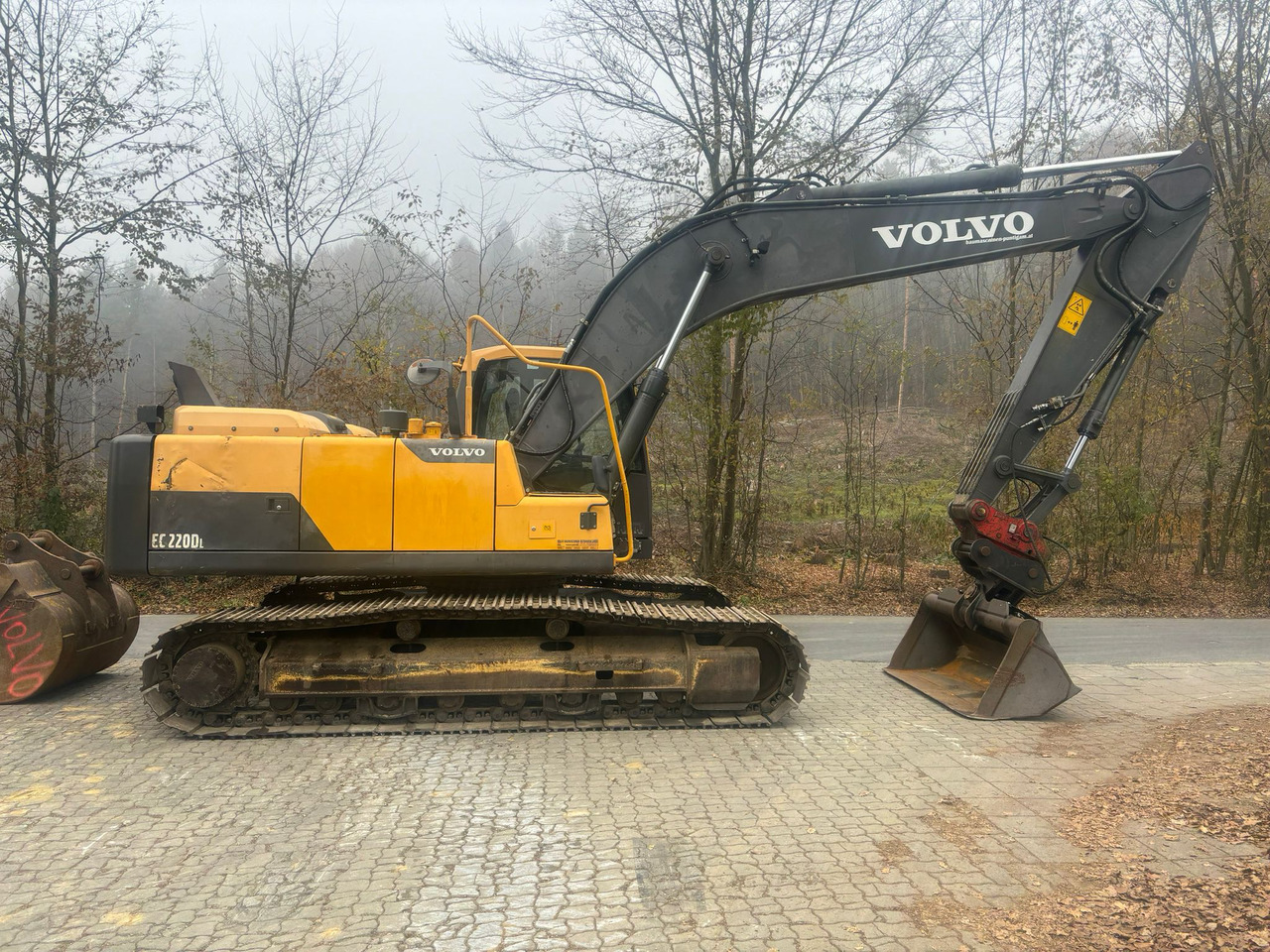 Volvo EC 220 DL - Lánctalpas kotró: 2 kép. Volvo EC 220 DL - Lánctalpas kotró: 2 kép.