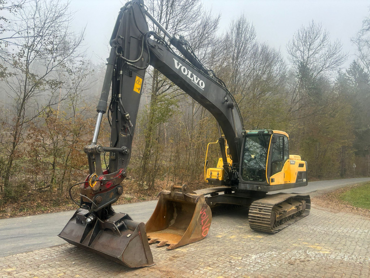 Volvo EC 220 DL - Lánctalpas kotró: 3 kép. Volvo EC 220 DL - Lánctalpas kotró: 3 kép.
