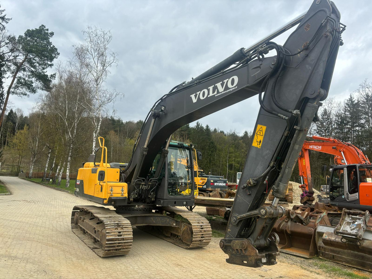 Volvo EC 220 DN - Lánctalpas kotró: 3 kép. Volvo EC 220 DN - Lánctalpas kotró: 3 kép.