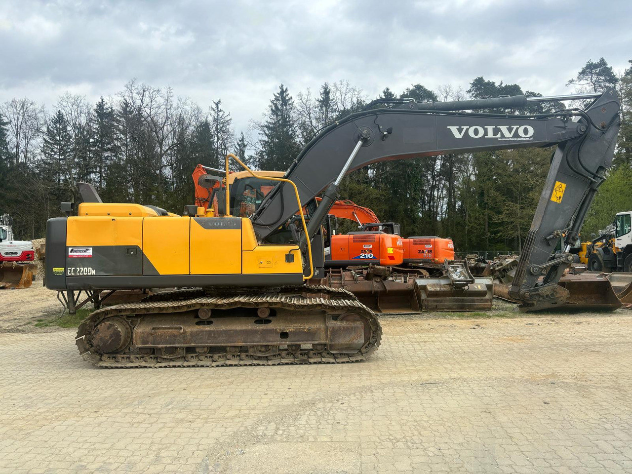 Volvo EC 220 DN - Lánctalpas kotró: 2 kép. Volvo EC 220 DN - Lánctalpas kotró: 2 kép.