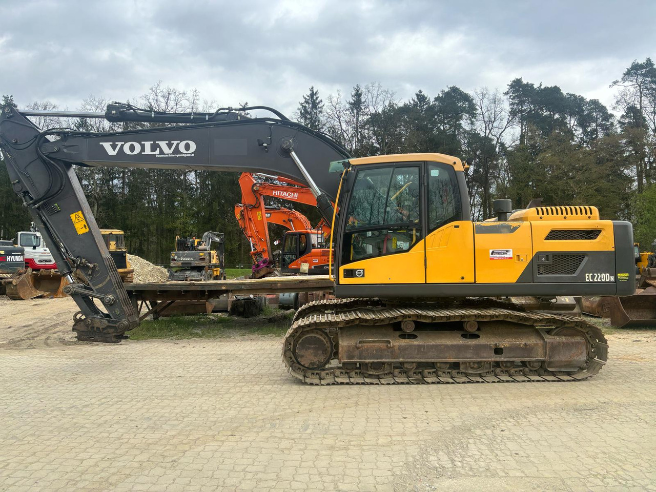 Volvo EC 220 DN - Lánctalpas kotró: 1 kép. Volvo EC 220 DN - Lánctalpas kotró: 1 kép.