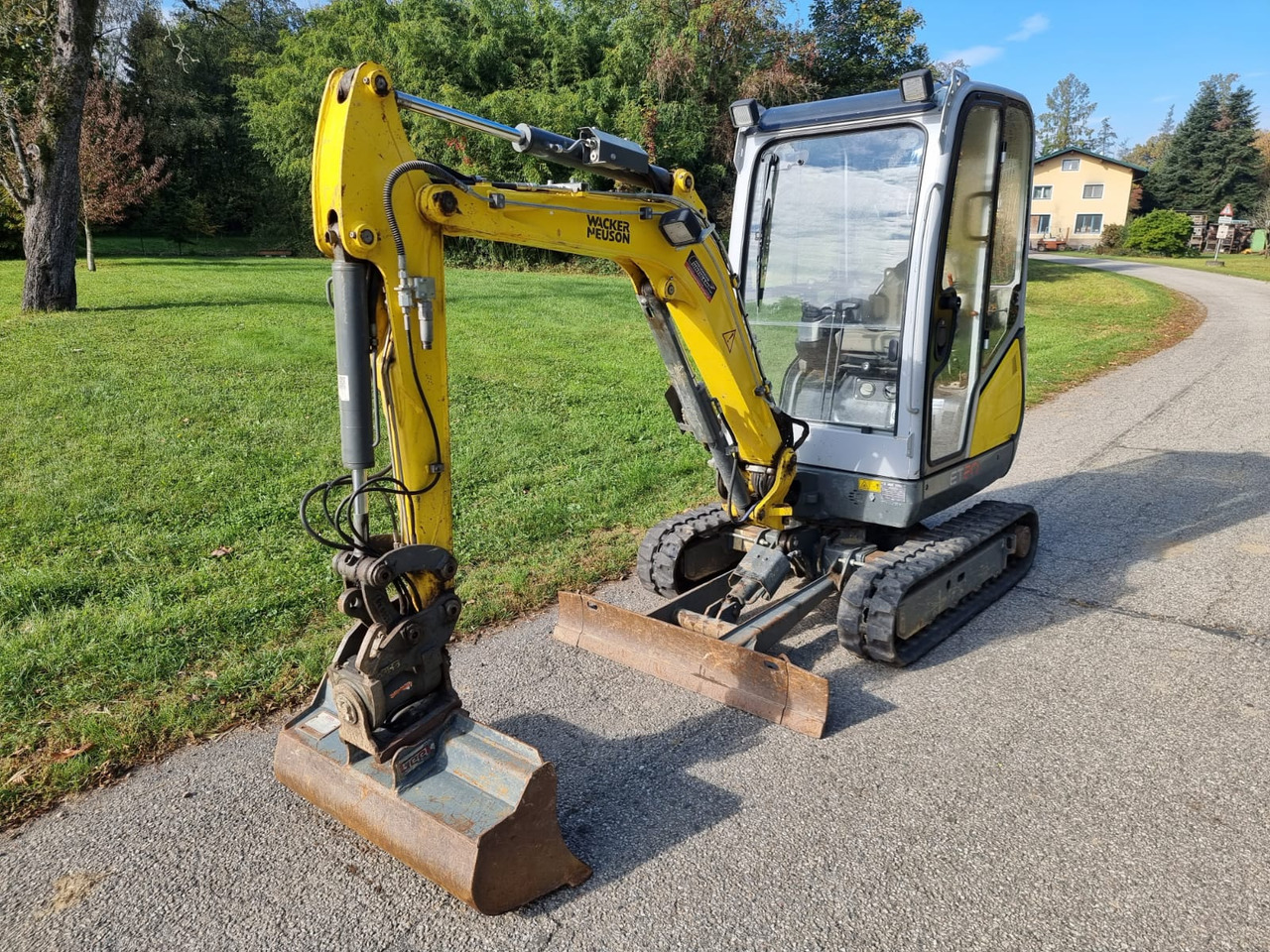 WACKER Neuson ET 20 - Minikotró: 3 kép. WACKER Neuson ET 20 - Minikotró: 3 kép.
