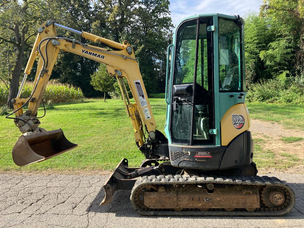 YANMAR VIO 25-4 - Minikotró: 1 kép. YANMAR VIO 25-4 - Minikotró: 1 kép.