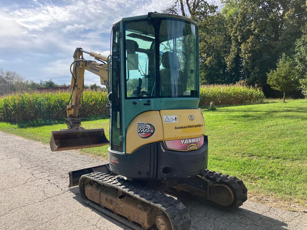 YANMAR VIO 25-4 - Minikotró: 4 kép. YANMAR VIO 25-4 - Minikotró: 4 kép.