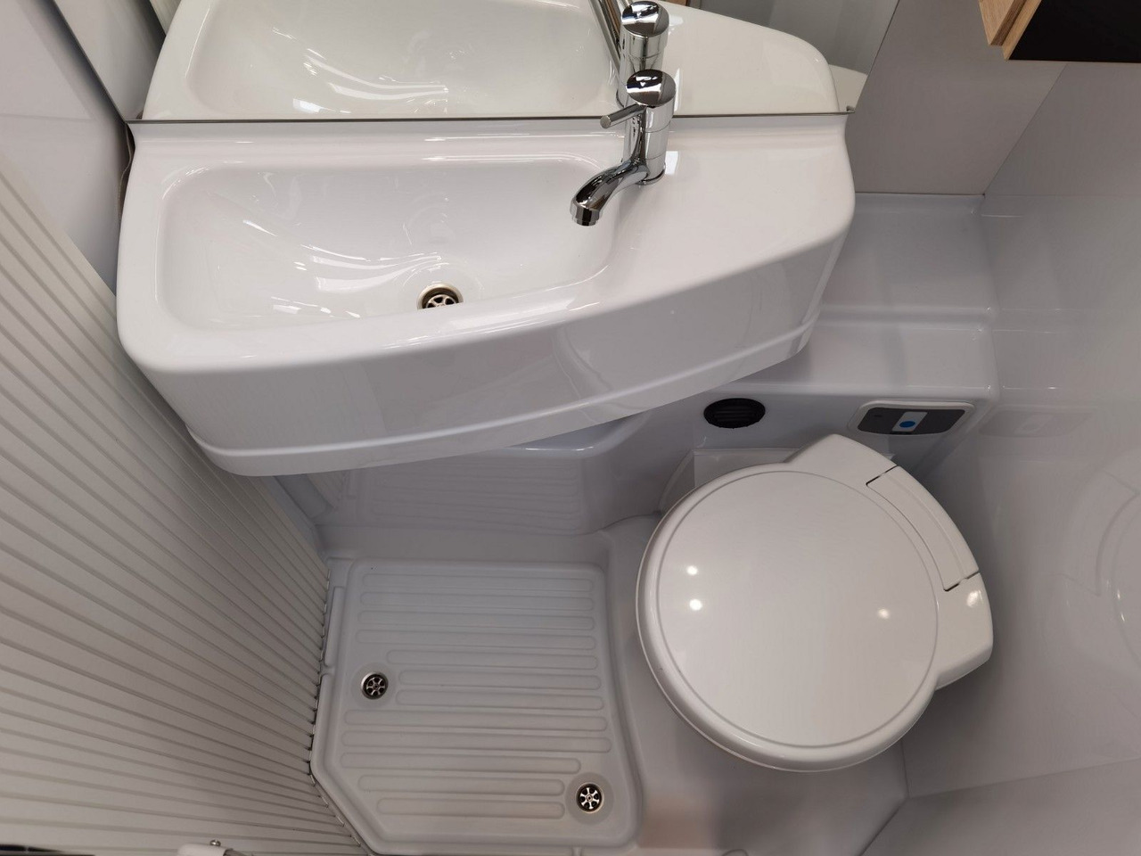 Félintegrált lakóautó Chausson 627 TITANIUM / -2026- / 165PS-8G. / EINZELBETTEN: 23 kép.