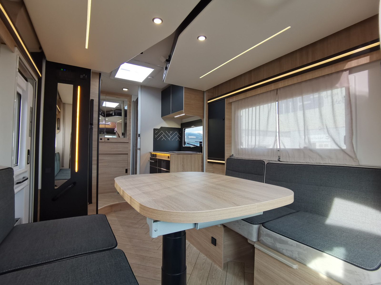 Chausson 630 TITANIUM / MODELL 2026 / EINZELHUBBETTEN - Félintegrált lakóautó: 5 kép. Chausson 630 TITANIUM / MODELL 2026 / EINZELHUBBETTEN - Félintegrált lakóautó: 5 kép.