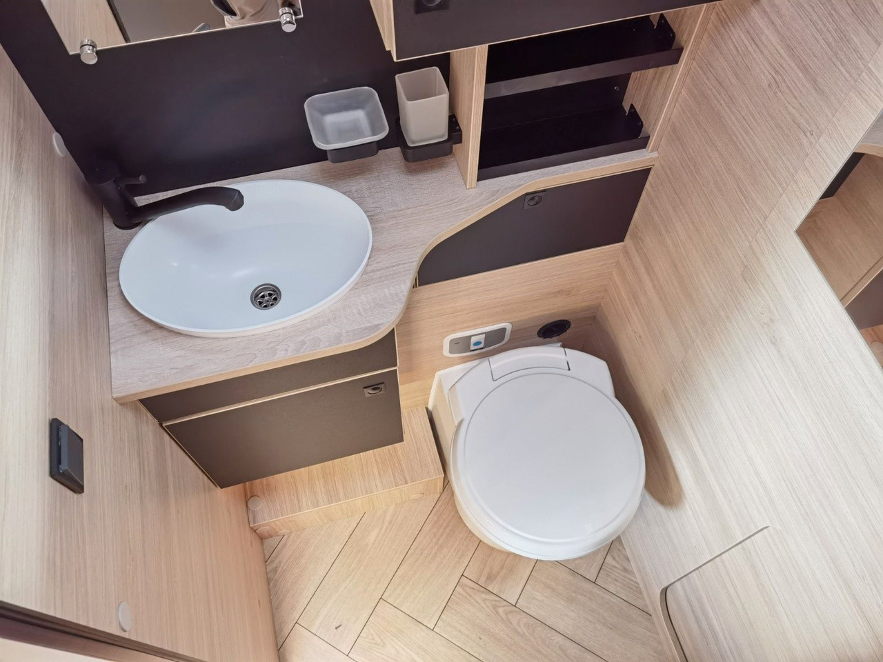 Félintegrált lakóautó Chausson 650 TITANIUM / - 2026 - / NUR 6.39 M. / HUBBETT: 23 kép. Félintegrált lakóautó Chausson 650 TITANIUM / - 2026 - / NUR 6.39 M. / HUBBETT: 23 kép.