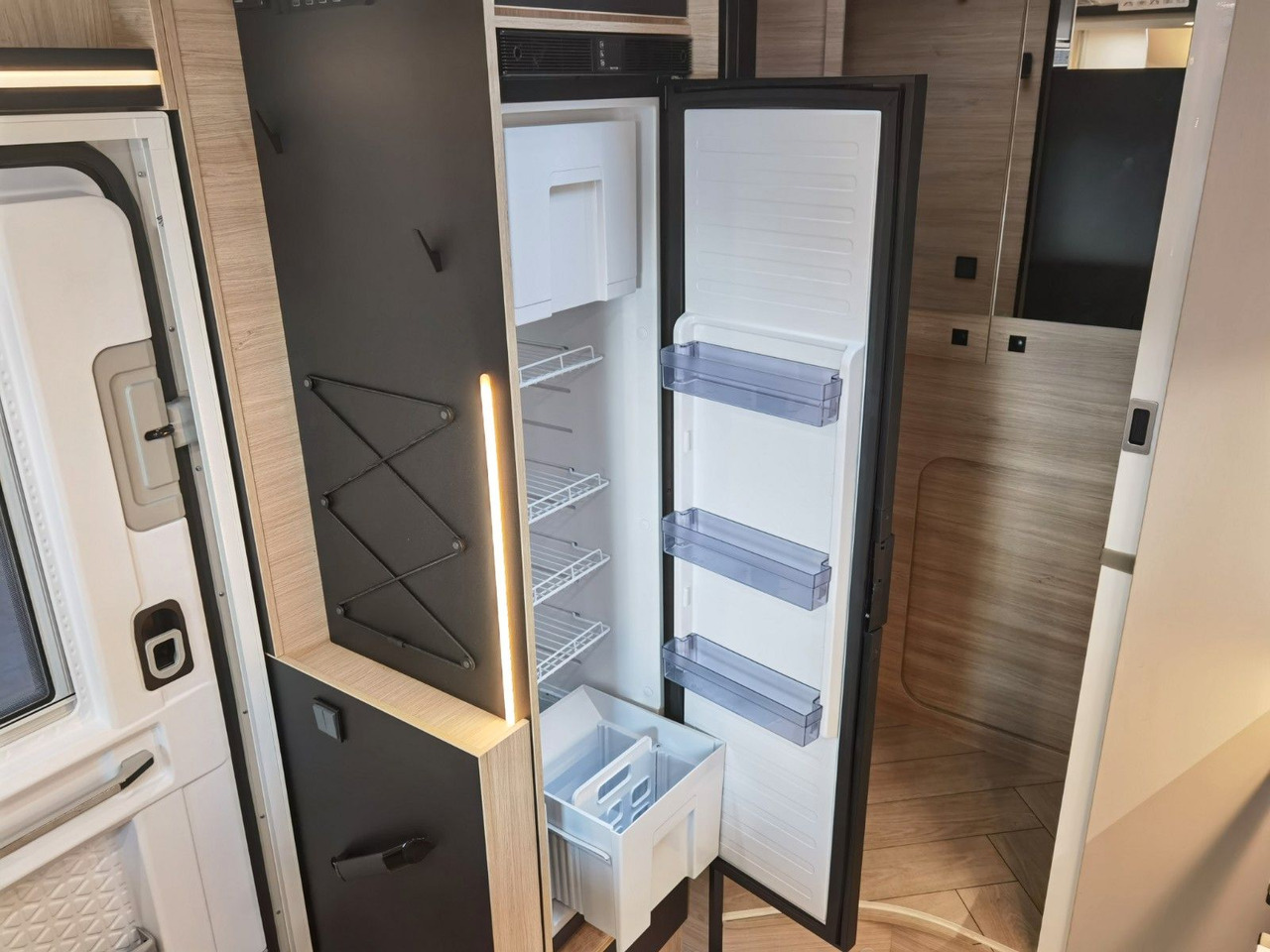 Félintegrált lakóautó Chausson 650 TITANIUM / - 2026 - / NUR 6.39 M. / HUBBETT: 19 kép. Félintegrált lakóautó Chausson 650 TITANIUM / - 2026 - / NUR 6.39 M. / HUBBETT: 19 kép.