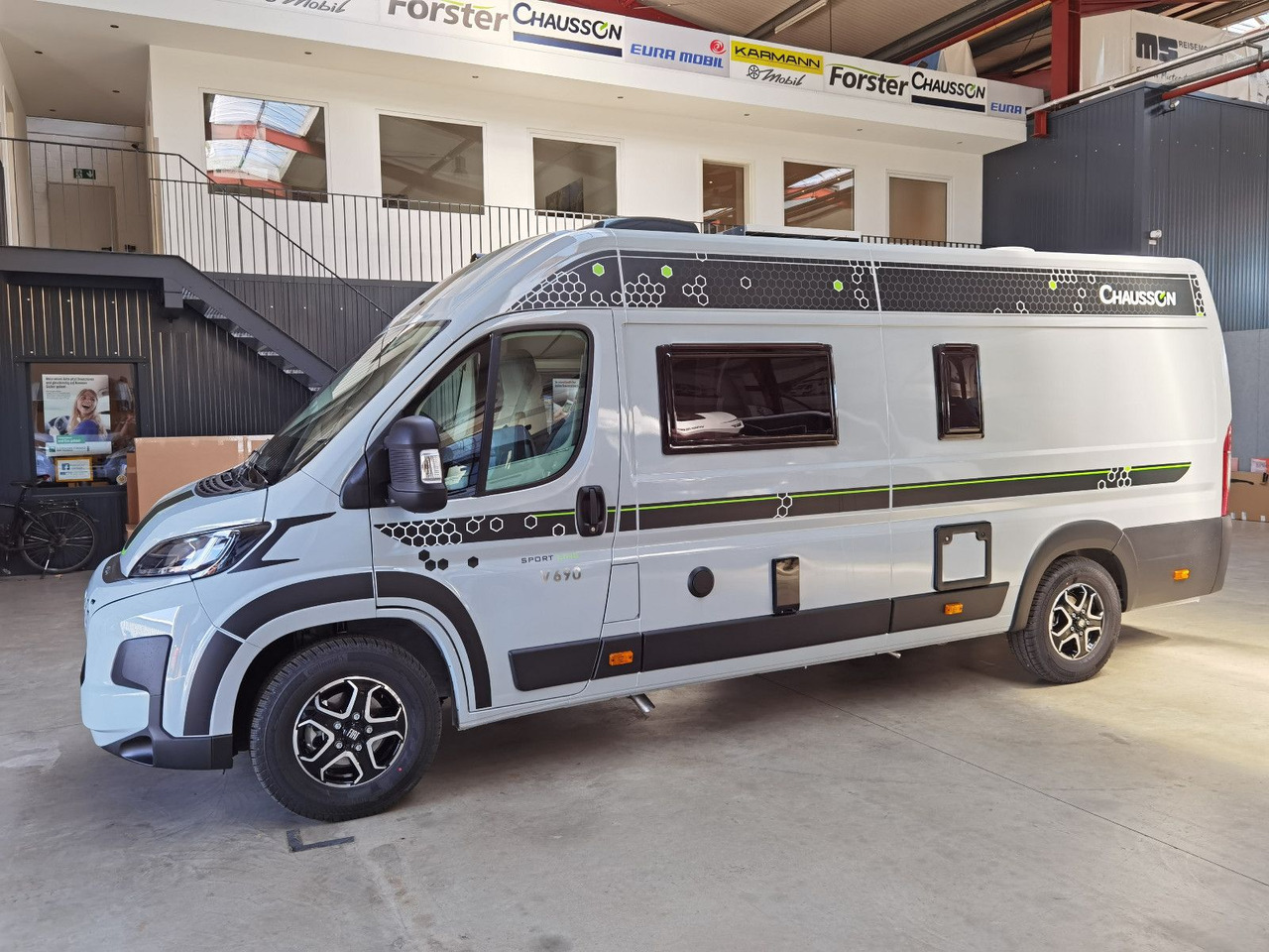 Chausson V690 SPORT LINE /-2025-/ 140PS- 8G / XXL-HUBBETT - Kempingautó: 4 kép. Chausson V690 SPORT LINE /-2025-/ 140PS- 8G / XXL-HUBBETT - Kempingautó: 4 kép.